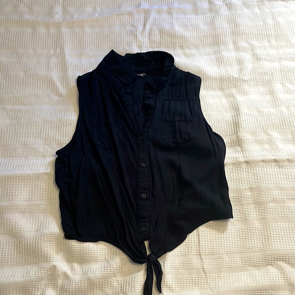 Linens black top.